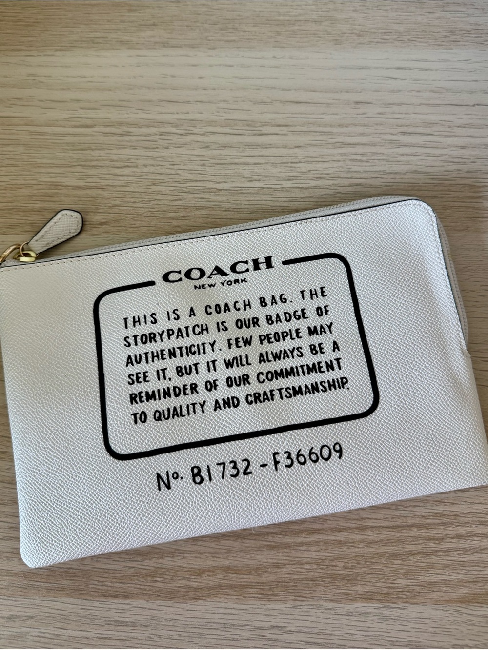 Coach NY Storypatch Creed White Leather Zip Bag Organizer Pouch Clutch Purse